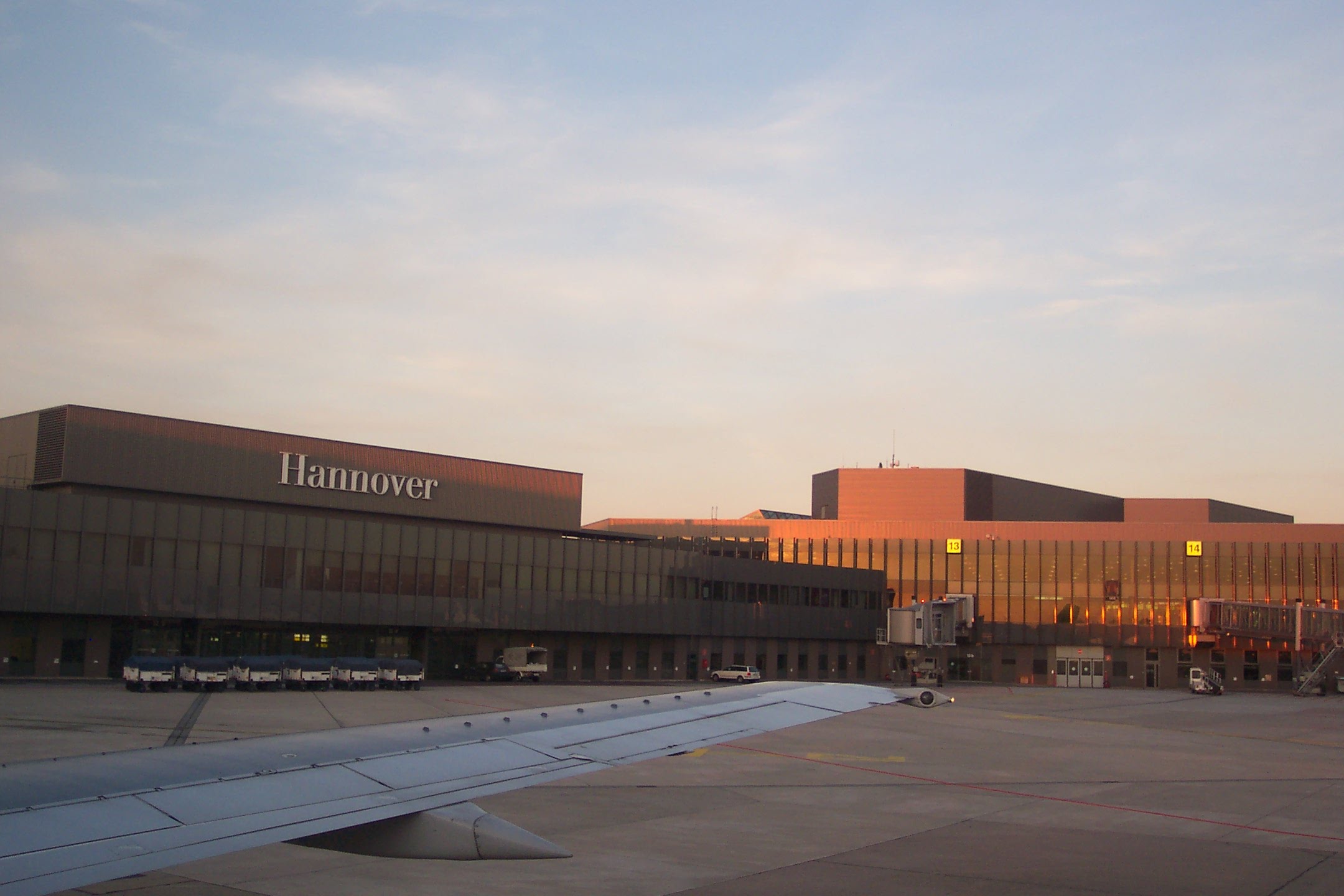Der Flughafen Hannover-Langenhagen über den Flügel eines Flugzeuges fotografiert